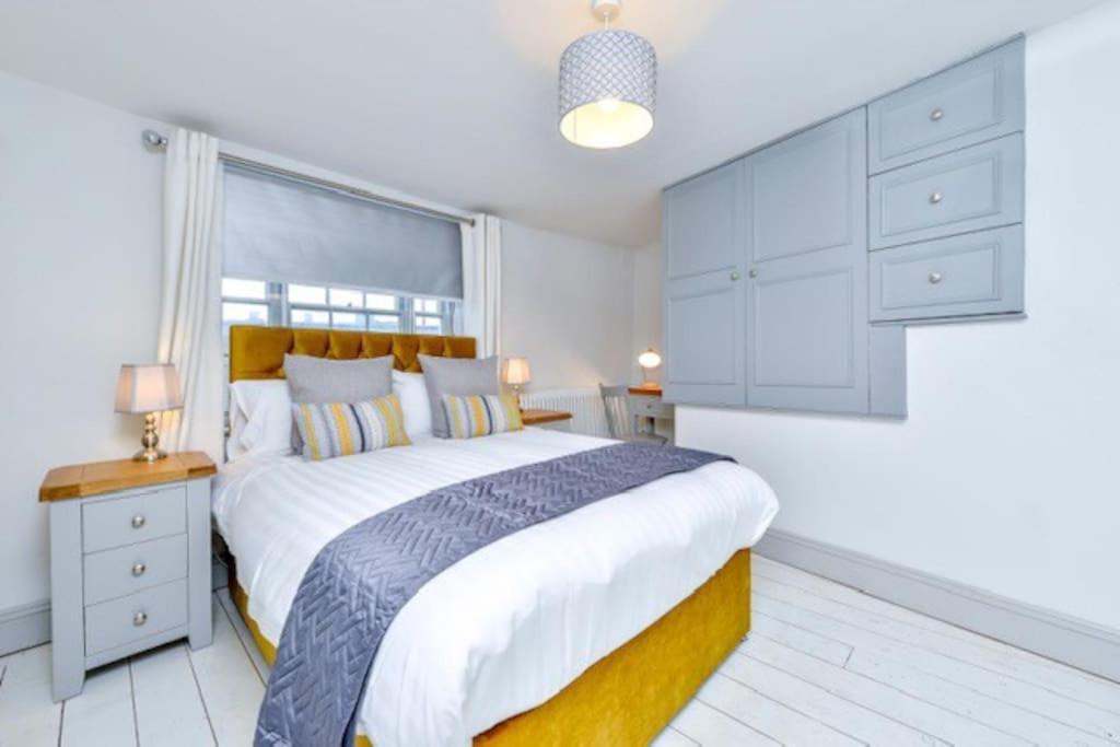 Victorian Townhouse - Stamford Centre - 2 Big Bedrooms, Living Room Kitchen Etc Tastefully Decorated Exterior photo