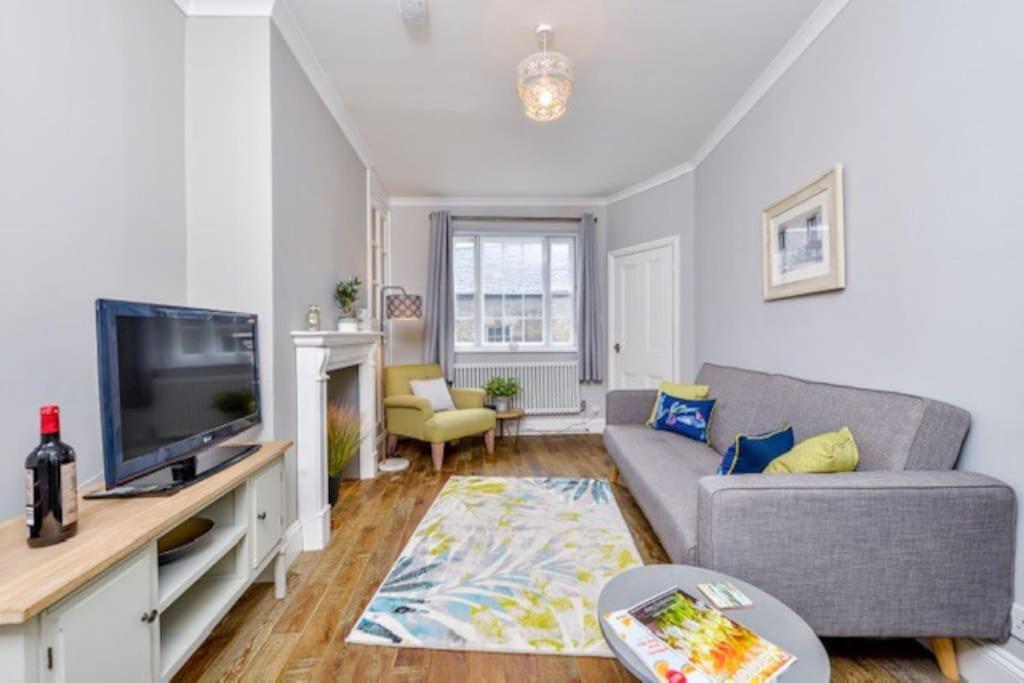 Victorian Townhouse - Stamford Centre - 2 Big Bedrooms, Living Room Kitchen Etc Tastefully Decorated Exterior photo