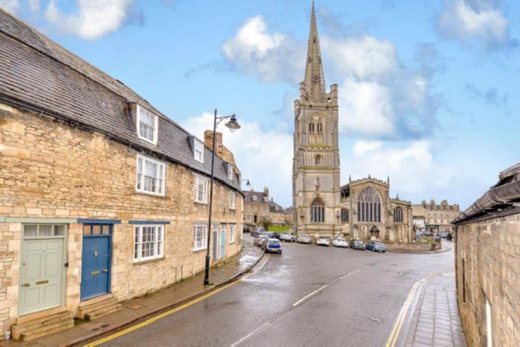 Victorian Townhouse - Stamford Centre - 2 Big Bedrooms, Living Room Kitchen Etc Tastefully Decorated Exterior photo