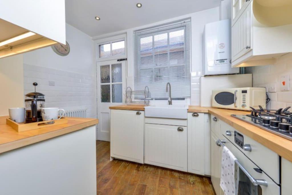 Victorian Townhouse - Stamford Centre - 2 Big Bedrooms, Living Room Kitchen Etc Tastefully Decorated Exterior photo