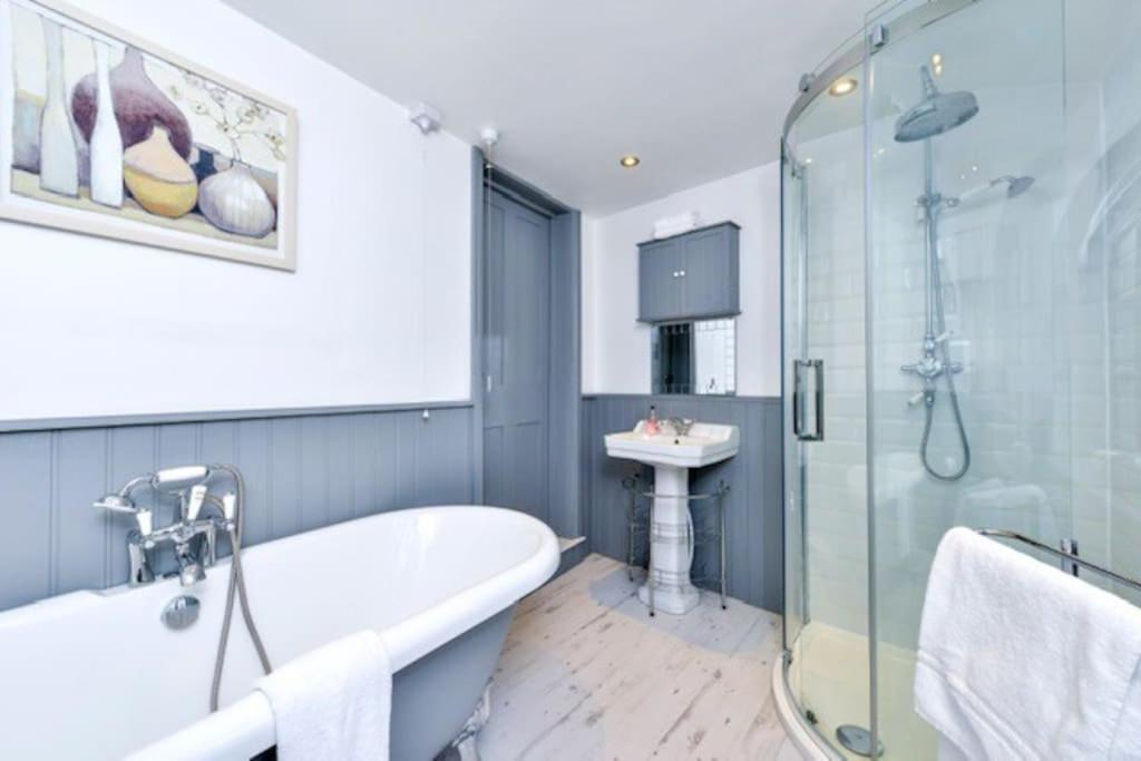 Victorian Townhouse - Stamford Centre - 2 Big Bedrooms, Living Room Kitchen Etc Tastefully Decorated Exterior photo