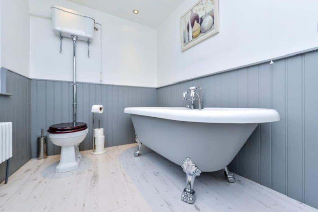 Victorian Townhouse - Stamford Centre - 2 Big Bedrooms, Living Room Kitchen Etc Tastefully Decorated Exterior photo